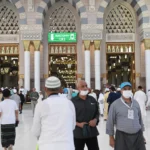 شاشات ذكية تُقدّم خدمات إرشادية وتوعوية للمصلين في المسجد النبوي بـ 23 لغة عالمية - السهم